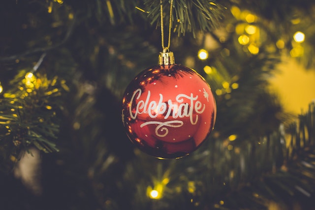 crafting-festive-tasteful-christmas-decorations
