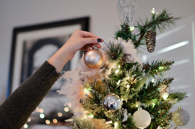 hang-artificial-wreaths-garlands-christmas